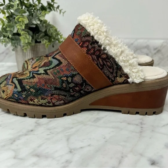 Muk Luks Tapestry Clogs - Size 11 - Picture 6 of 14